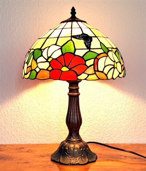 Tiffany bordlampe da08 traditionel skærm hvid i toppen og med blomster i varme farver samt blå sommerfugle h46cm